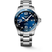 Quadrante blu a raggi di sole del Longines Hydroconquest 43 mm con numeri arabi, indici applicati e lancette argentate lucide con Swiss Super-LumiNova.